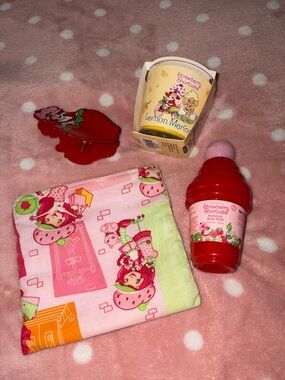 Strawberry Shortcake Gift Set (Claw Clip, Body Wash, Candle, Bag)